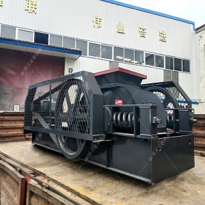 兩臺小型對輥破碎機發貨圖片_發往廣東廣西_破碎石英砂