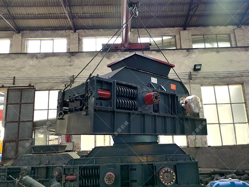 了解設備配置的技術參數,了解設備配置的技術參數,并根據對輥破碎機用戶的生產要求和物料硬度,合理構建對輥破碎機的設備規格 了解設備配置的技術參數,了解設備配置的技術參數,并根據對輥破碎機用戶的生產要求和物料硬度,合理構建對輥破碎機的設備規格