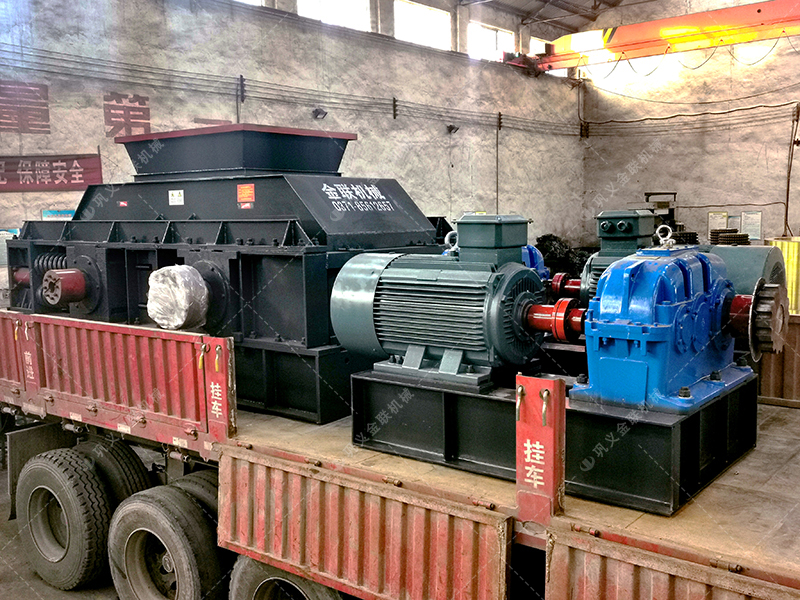 1200x800型半自動液壓對輥制砂機發貨圖片