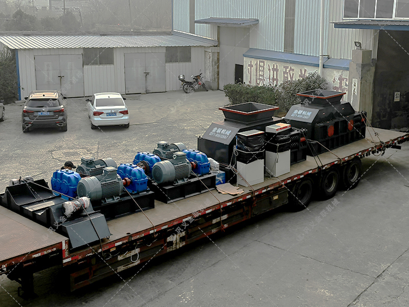 兩臺大型對輥制砂機設備發貨圖片