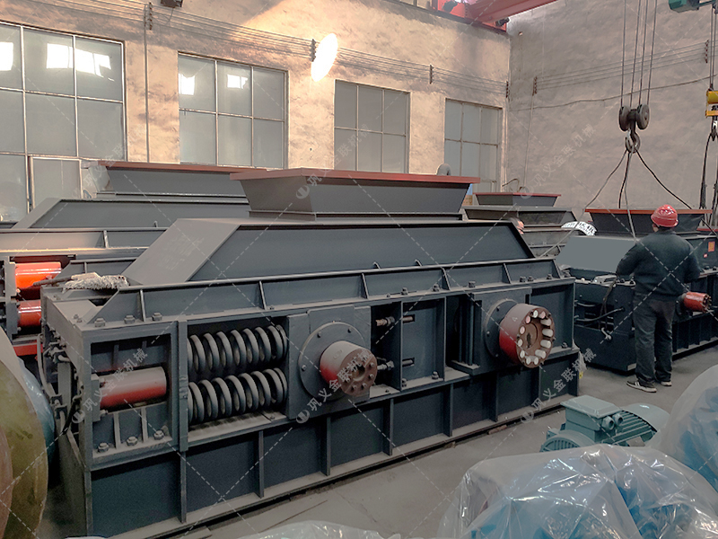 大型半自動液壓對輥破碎機發貨 發往廣東