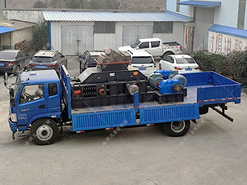 大型半自動液壓對輥破碎機發貨 發往廣東