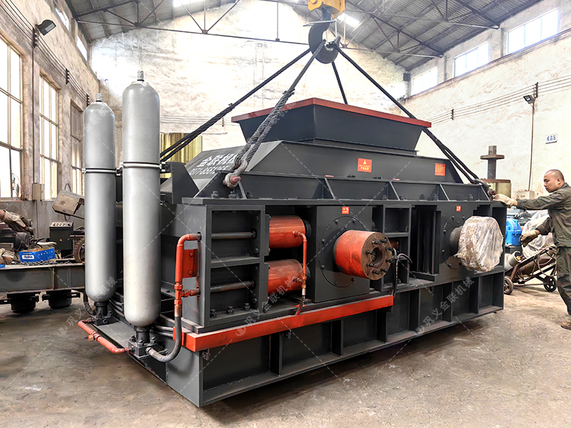 2PG1510半自動(dòng)大型液壓對(duì)輥破碎制砂機(jī)發(fā)往廣東