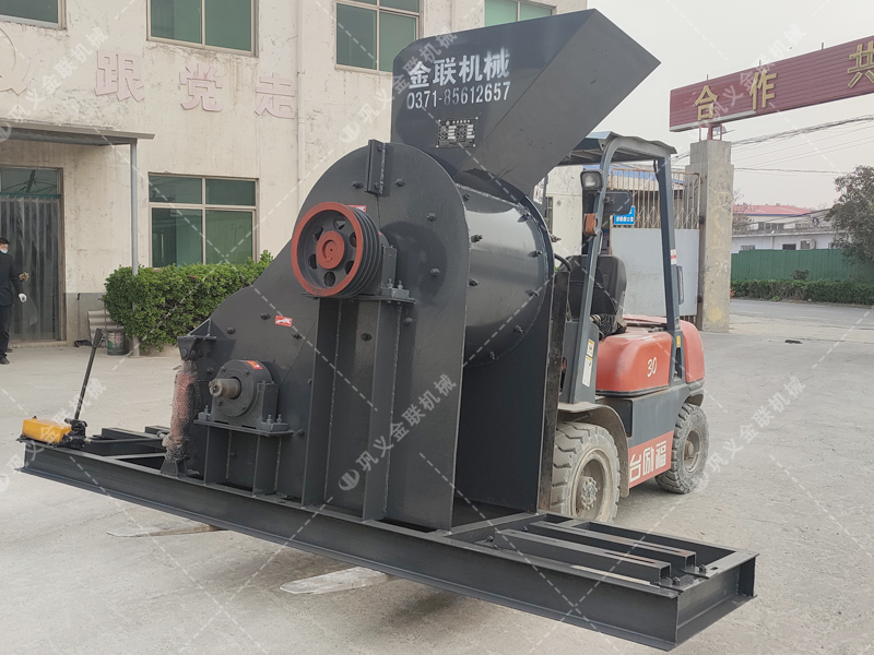 兩臺800X800雙級粉碎機(jī)發(fā)貨圖片_發(fā)往廣西南寧_破碎鐵礦石