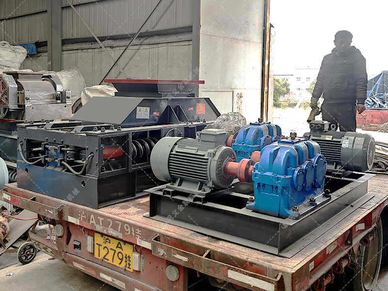 2PG800X600對輥破碎機發(fā)貨圖片_發(fā)往重慶_鵝卵石制砂