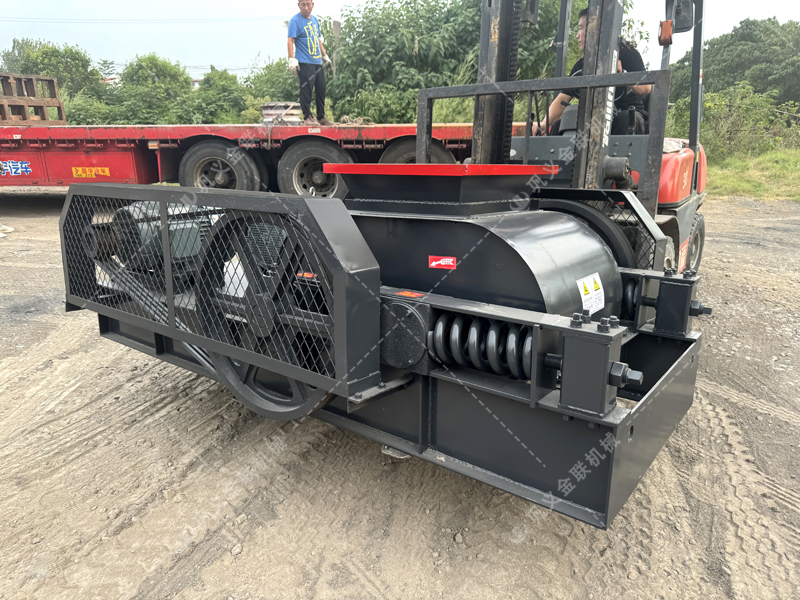 建筑垃圾回收難?雙齒輥破碎機為何能輕松“消化”不規則物料? 建筑垃圾回收難?雙齒輥破碎機為何能輕松“消化”不規則物料?